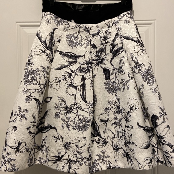 White House Black Market Dresses & Skirts - White House Black Market Skirt Size 8